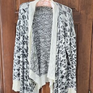 Women's Black and White Patterned Sweater